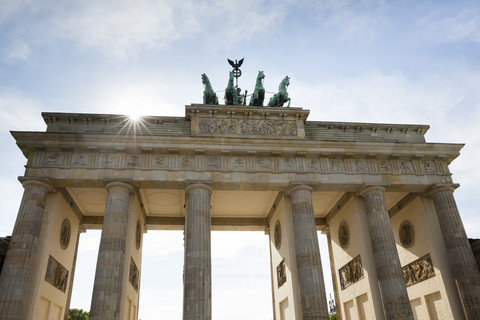 Deutschland, Berlin, Brandenburger Tor mit Quadriga im Gegenlicht, lizenzfreies Stockfoto
