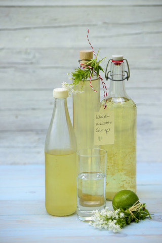 Glasflaschen mit selbstgemachtem Waldmeistersirup, lizenzfreies Stockfoto