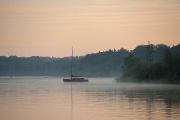 Germany, Bavaria, morning mood on Lake Starnberg near St. Heinrich - LBF01648