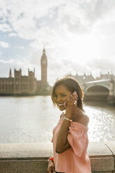 UK, London, Frau telefoniert in der Nähe der Westminster Bridge - MGOF03638