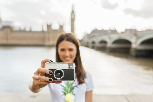 UK, London, Frau mit altmodischer Kamera in der Nähe der Westminster Bridge - MGOF03647