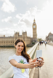 UK, London, schöne Frau macht ein Selfie auf der Westminster Bridge - MGOF03655