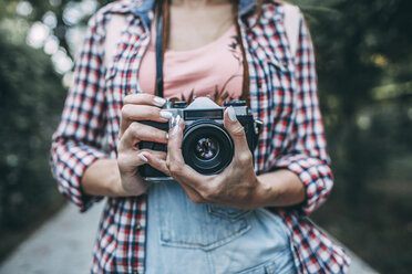 Close-up of woman with a camera - VPIF00153