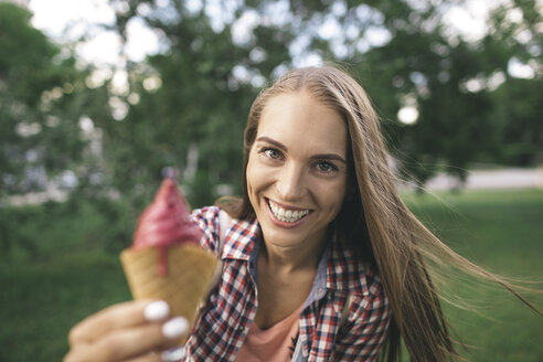 Porträt einer glücklichen jungen Frau mit Eiswaffel - VPIF00156