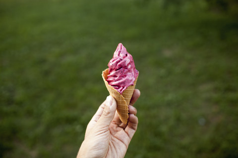 Nahaufnahme einer Frau mit Eiswaffel, lizenzfreies Stockfoto