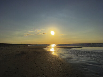 Deutschland, Juist, Sonnenuntergang am Strand - ODF01545