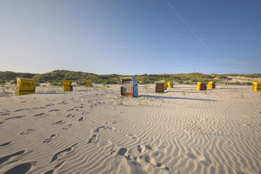 Deutschland, Niedersachsen, Ostfriesische Insel, Juist, Strandkörbe mit Kapuze am Strand - ODF01547