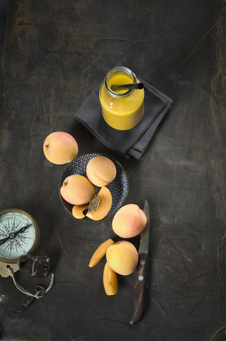 Fruchtsmoothie und Zutaten, Äpfel, Aprikosen, Mango und Orange, lizenzfreies Stockfoto