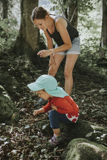 Mutter und Kleinkind bei einem Ausflug im Wald - DWF00293