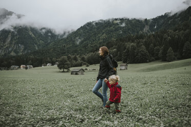 Österreich, Vorarlberg, Mellau, Mutter und Kleinkind bei einem Ausflug in die Berge - DWF00299