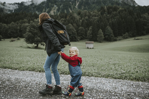 Österreich, Vorarlberg, Mellau, Mutter und Kleinkind bei einem Ausflug in die Berge - DWF00301