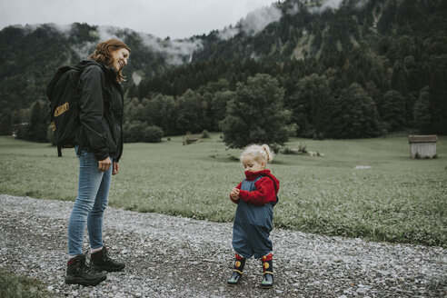 Österreich, Vorarlberg, Mellau, Mutter und Kleinkind bei einem Ausflug in die Berge - DWF00302