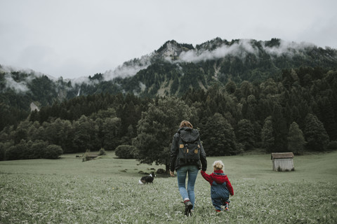 Österreich, Vorarlberg, Mellau, Mutter und Kleinkind bei einem Ausflug in die Berge, lizenzfreies Stockfoto