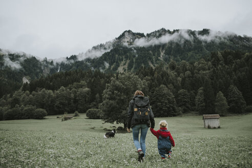 Österreich, Vorarlberg, Mellau, Mutter und Kleinkind bei einem Ausflug in die Berge - DWF00305