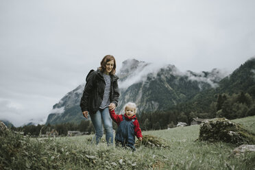 Österreich, Vorarlberg, Mellau, Mutter und Kleinkind bei einem Ausflug in die Berge - DWF00307