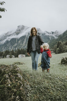 Österreich, Vorarlberg, Mellau, Mutter und Kleinkind bei einem Ausflug in die Berge - DWF00308