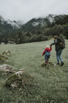 Österreich, Vorarlberg, Mellau, Mutter und Kleinkind bei einem Ausflug in die Berge - DWF00310