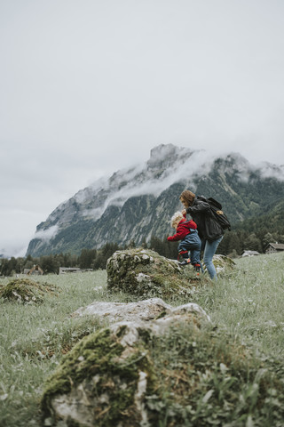 Österreich, Vorarlberg, Mellau, Mutter und Kleinkind bei einem Ausflug in die Berge, lizenzfreies Stockfoto