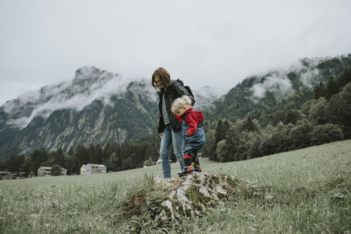 Österreich, Vorarlberg, Mellau, Mutter und Kleinkind bei einem Ausflug in die Berge - DWF00312