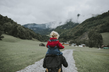 Österreich, Vorarlberg, Mellau, Mutter trägt Kleinkind auf den Schultern bei einem Ausflug in die Berge - DWF00315
