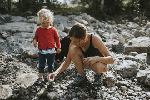 Mutter und Kleinkind bauen einen Steinhaufen, lizenzfreies Stockfoto