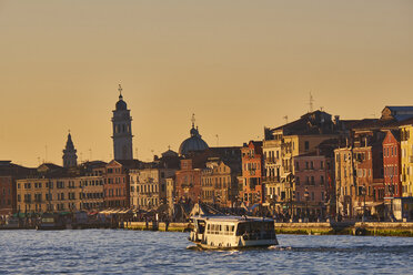 Italien, Venedig, Vaporetto auf dem Canal Grande - MRF01721