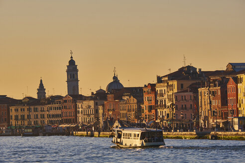 Italien, Venedig, Vaporetto auf dem Canal Grande - MRF01721