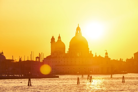 Italien, Venedig, Silhouette von Santa Maria della Salute bei Sonnenuntergang, lizenzfreies Stockfoto