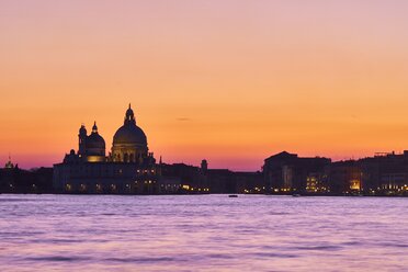 Italien, Venedig, Silhouette von Santa Maria della Salute bei Sonnenuntergang - MRF01726