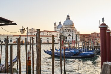 Italien, Venedig, Santa Maria della Salute bei Sonnenaufgang mit Gondeln auf dem Canal Grande - MRF01732