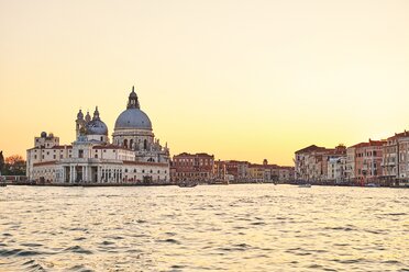 Italien, Venedig, Silhouette von Santa Maria della Salute bei Sonnenaufgang - MRF01733