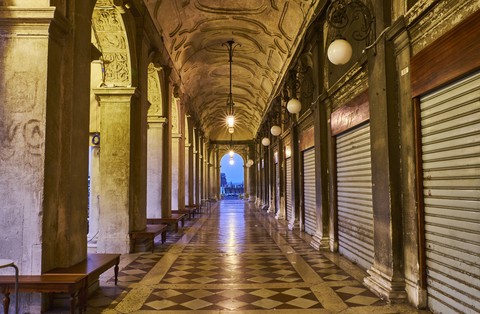 Italien, Venedig, Arkaden am Markusplatz, lizenzfreies Stockfoto