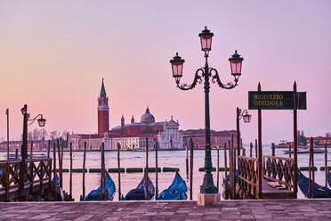 Italien, Venedig, Blick auf Giudecca vom Markusplatz mit Gondeln - MRF01739