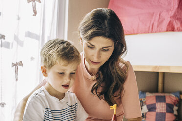 Mutter und Sohn spielen zu Hause - JUBF00254