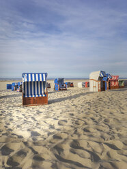 Deutschland, Juist, Strandkörbe mit Kapuze am Strand von Juist - ODF01552