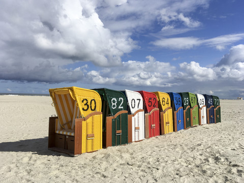 Deutschland, Juist, Strandkörbe mit Kapuze am Strand von Juist, lizenzfreies Stockfoto