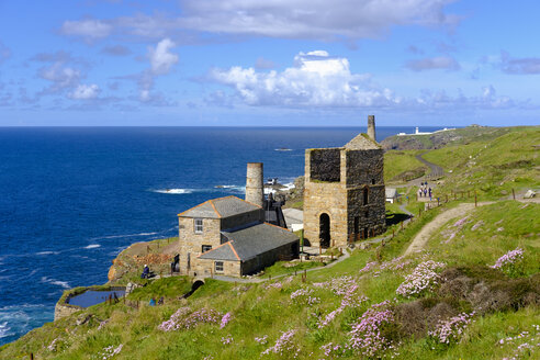 UK, Cornwall, Alte Zinn- und Kupfermine mit Leuchtturm von Pendeen im Hintergrund - SIEF07538