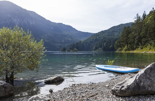 Deutschland, Bayern, Eibsee, Surfbrett am Seeufer - TCF05448