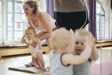 Mütter und Säuglinge im Fitnessraum - MFF04018