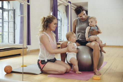 Mütter und Säuglinge im Fitnessraum - MFF04022