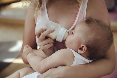 Mutter, die ihr Baby mit der Flasche füttert - MFF04044