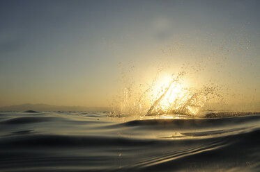 Spritzendes Meer bei Sonnenuntergang - ECPF00135