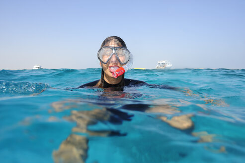 Frau beim Schnorcheln im Meer - ECPF00137