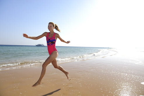 Ägypten, Soma Bay, glückliche Frau läuft am Strand - ECPF00142