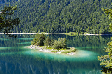 Deutschland, Oberbayern, Eibsee mit Alpenbuhlinsel - SIEF07542