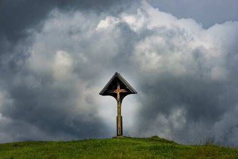 Deutschland, Bayern, Allgäu, Allgäuer Alpen, Wegkreuz mit Jesus-Figur vor dramatischem Himmel - WGF01120