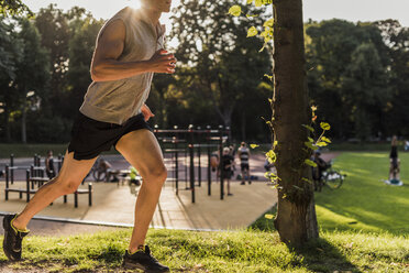 Mann joggt im Park - UUF11761