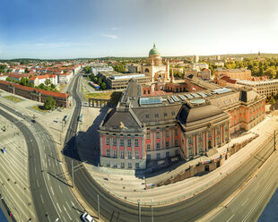 Deutschland, Potsdam, Blick auf das Stadtschloss, heute Landeshaus mit Nikolaikirche im Hintergrund - PUF00725