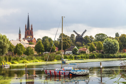 Deutschland, Brandenburg, Werder an der Havel, Blick auf Heilig-Geist-Kirche und Postmühle - PUF00727