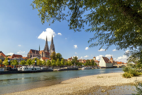 Deutschland, Regensburg, Blick auf die Altstadt mit der Donau im Vordergrund - PUF00731